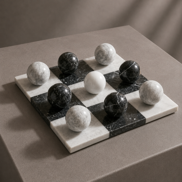 Black and white marble spheres close-up on tic tac toe board — Stone & Game